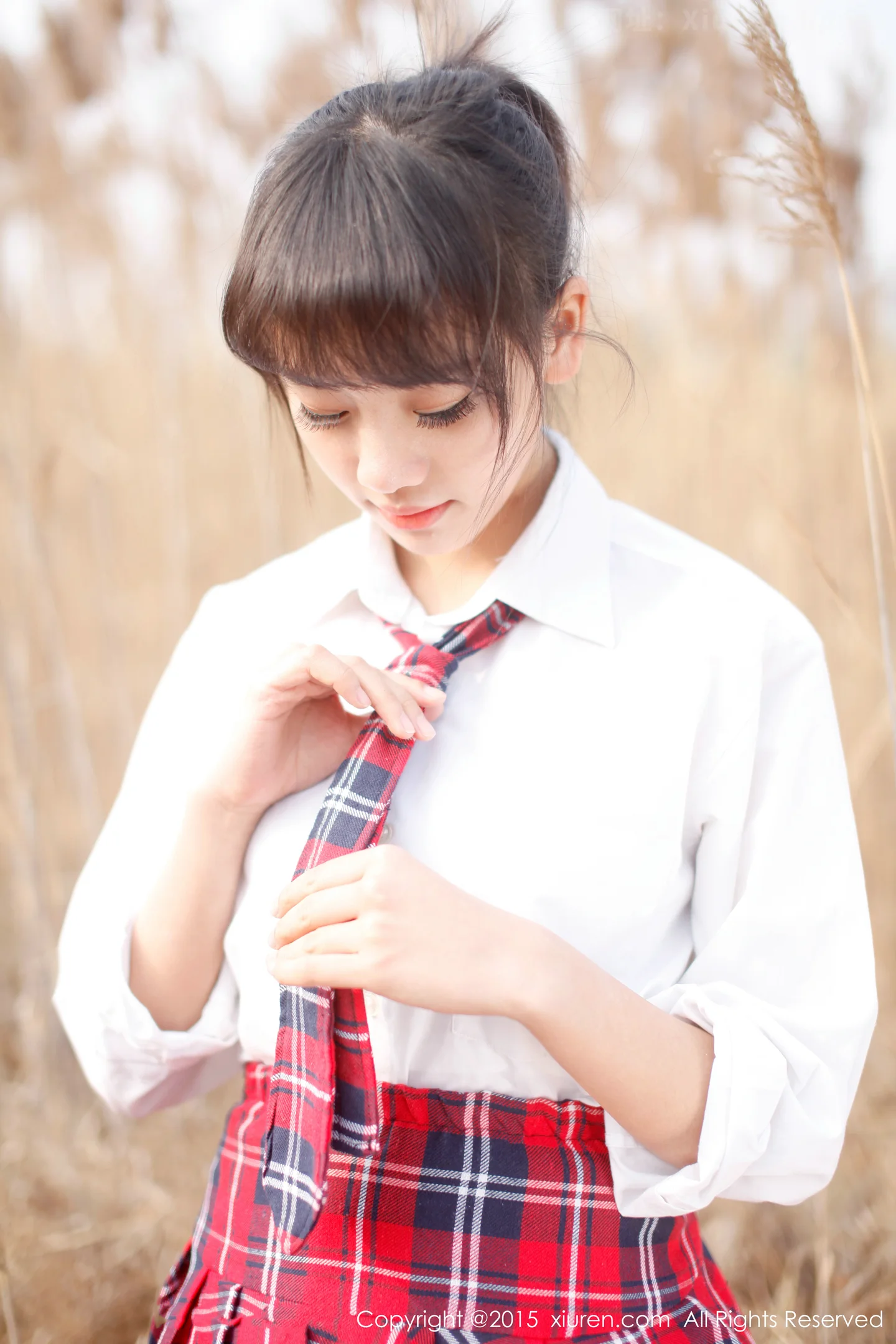 图片[2]-[XiuRen秀人网]VOL.318 邻家女孩七米baby户外红色格子裙清新学生装迷人写真112P-秀人网官方网站